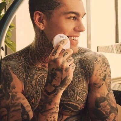 _LaLife_'s tweet image. ayay lads  i'm 22  and i am a tatoo freak . i'm here  to meet  new people and make new friends and i'm chill as fuck