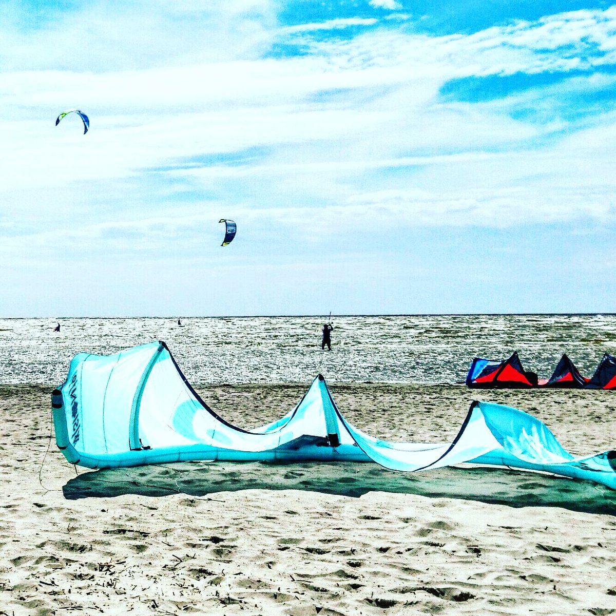 rsarhitekti's tweet photo. Simetimes it is need to take #free_day from all ! #windy #restart #kitesurf #kitesista #adventure #lifestyle https://t.co/Nzn0thYfF0