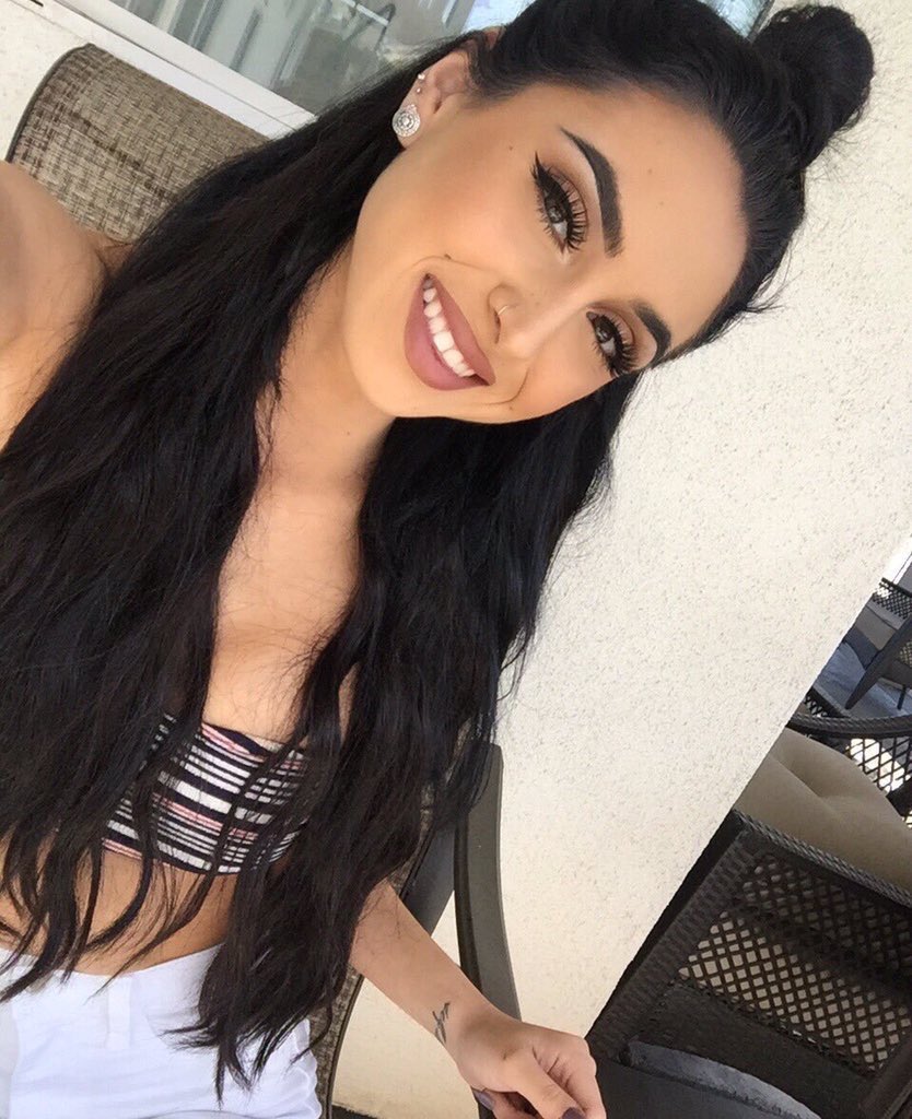 _LaLife_'s tweet image. I'm Elta and I'm 19 I usually get handed the aux chord because I have killer music taste. (@ciaobeIla )