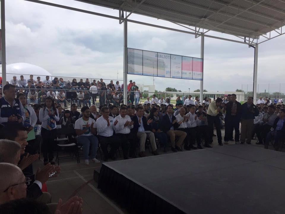 Ferbribiesca's tweet photo. En la inauguración del Kiosco de Conectividad, el Edificio de Unidad de Docencia, y la Cancha de Futbol de la #UPJR https://t.co/rc8VvR49Qg