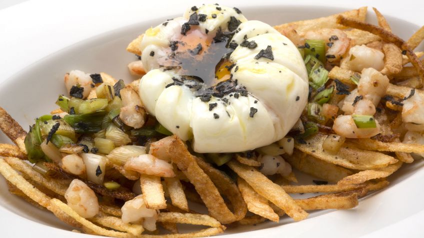 Huevos, gambas, ajos frescos y patatas paja, por Karlos Arguiñano ¿qué os parece? ;) ow.ly/7QUl302a2Q8