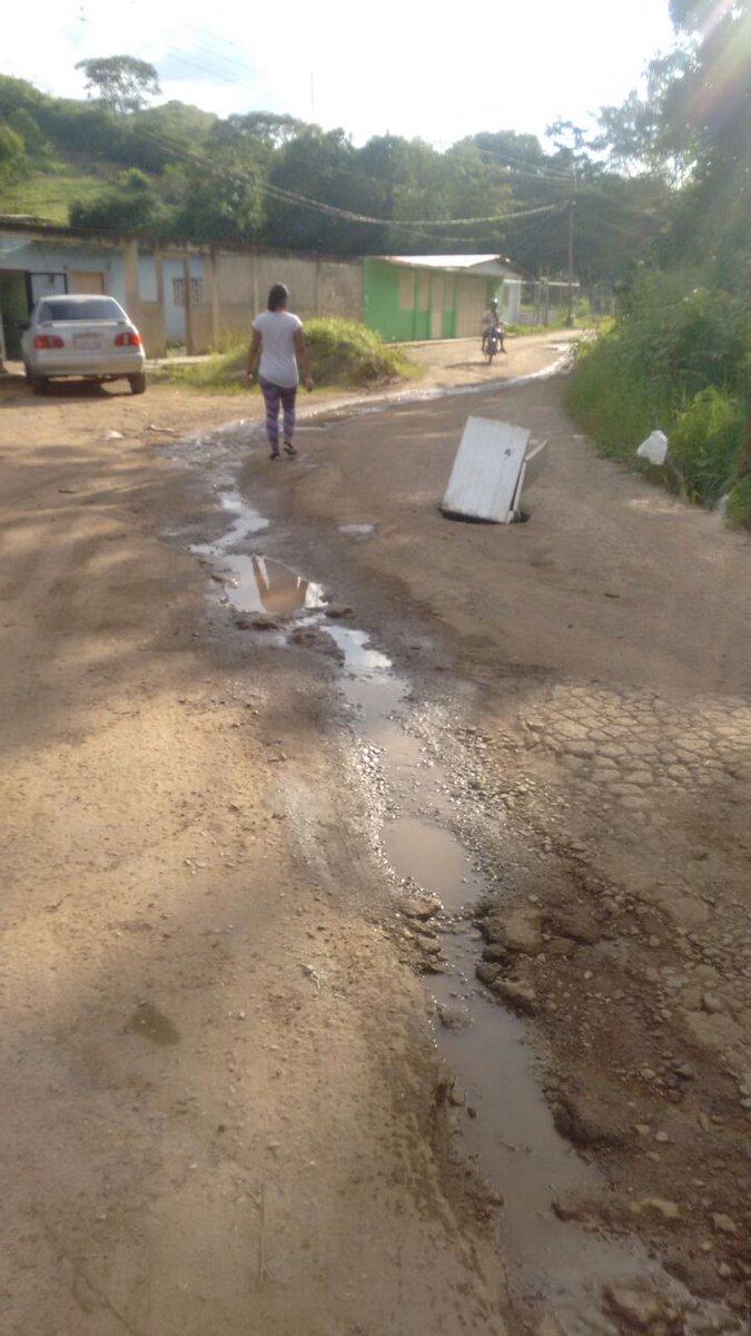 JeanCRodriguez_'s tweet photo. En Ojo de Agua en Ocumare del Tuy hay 5 botes en la tubería de la planta de agua de Ocumarito, desde hace 5 meses. https://t.co/SOiSOpTFjT
