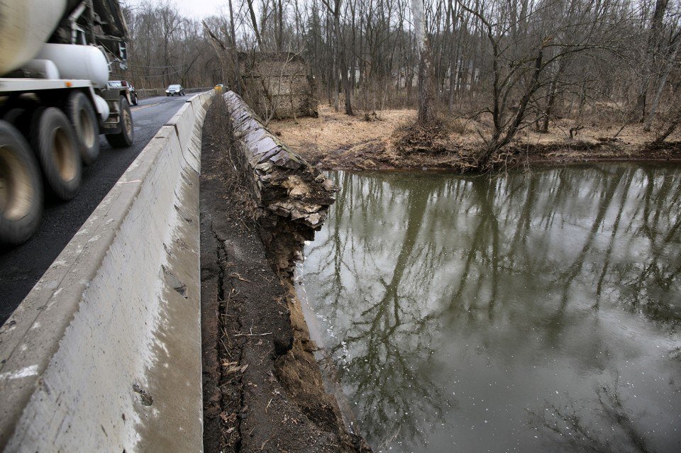 Christie's executive action stops construction on decrepit bridge, a serious risk to drivers! #sayNOtopartisanpolicy