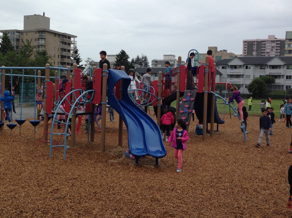 jessicajmhall's tweet image. My summer home ❤️ @WVSSummer @HollyburnElemen #westvaned #summerlearningfun #soccergames #monkeybars