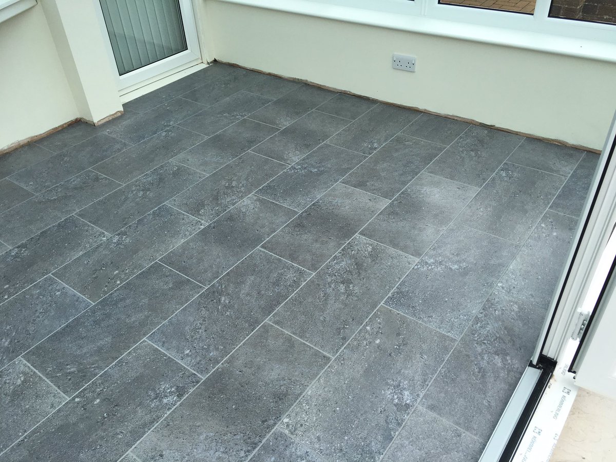 dmuttentiling's tweet image. Conservatory floor just completed. @toppstiles Pompeii black and @BALtiling micromax smoke grout. #tiles #tiling