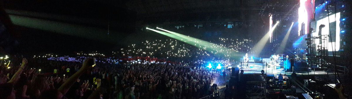 5SOS_mas's tweet photo. The Safety Pin in Barcelona was amazing too #SafetyPinSLFL #SLFLBarcelona https://t.co/wEzYfMcx3J