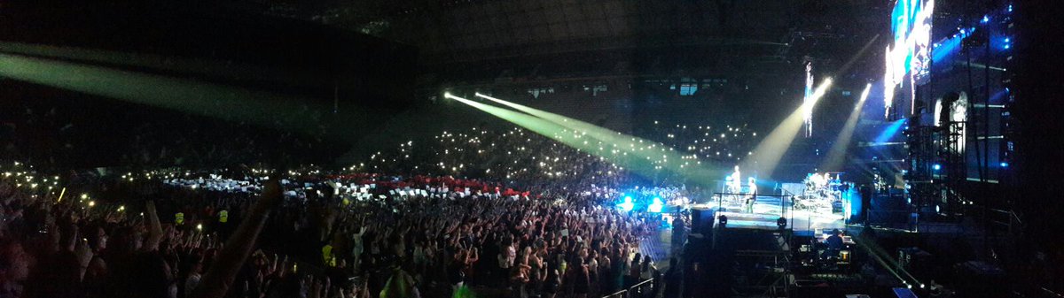 5SOS_mas's tweet photo. The Safety Pin in Barcelona was amazing too #SafetyPinSLFL #SLFLBarcelona https://t.co/wEzYfMcx3J