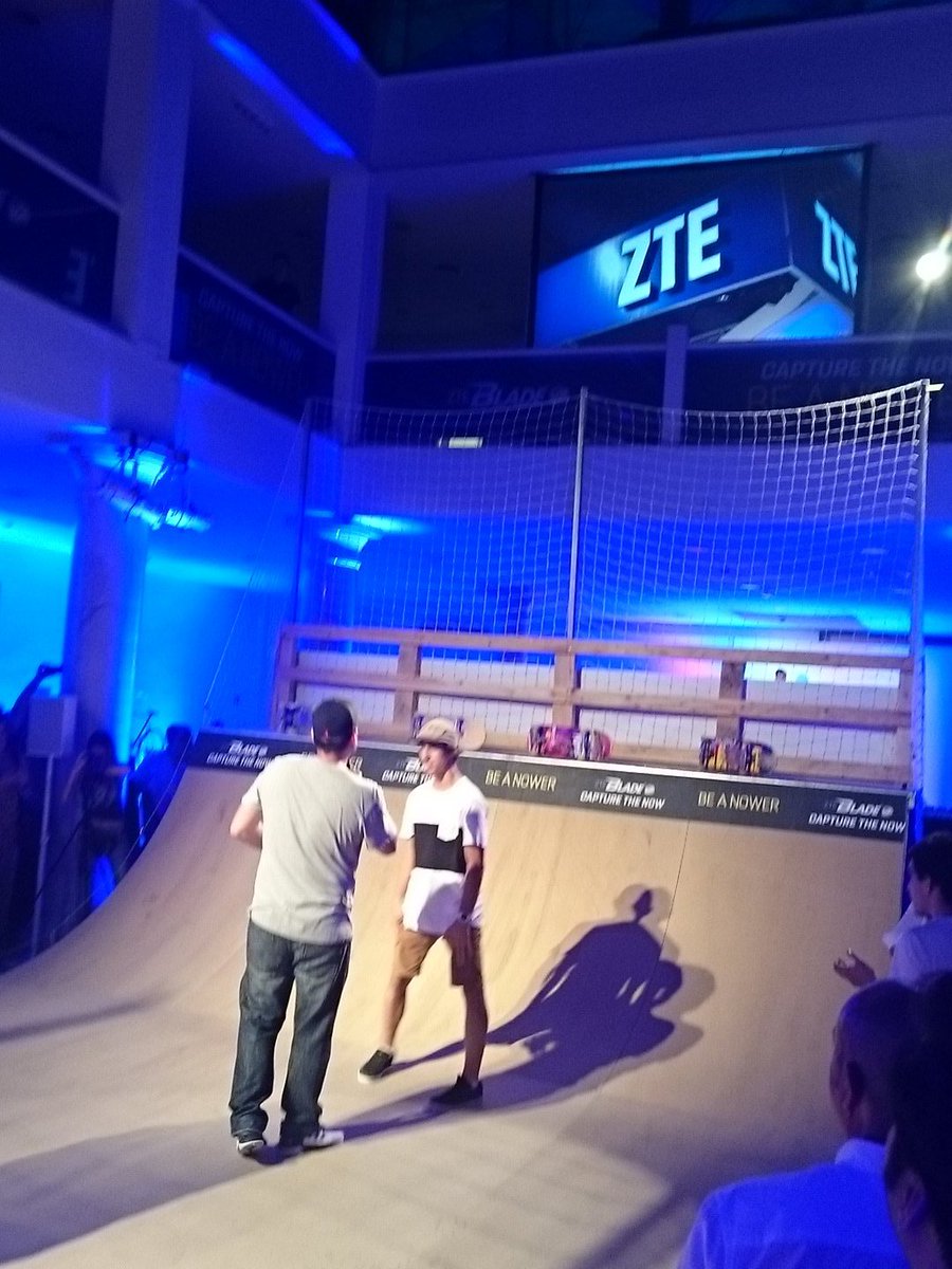 JavierFrutos's tweet photo. Estamos en la presentación del nuevo @ZTE_es Blade V7, con @androtalk y @GaloAlcolea. #Beanower https://t.co/W8pw3akMuz
