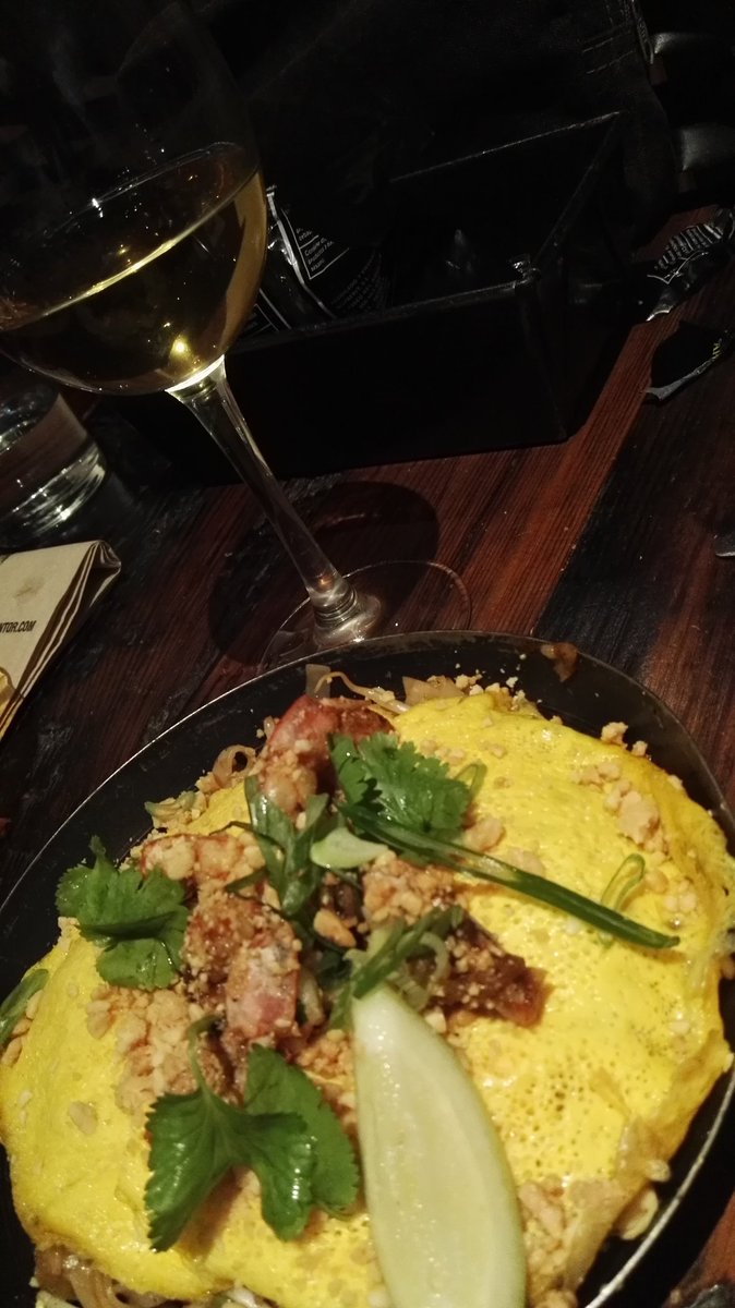 Mezcla cultural, pad thai acompañado con un Ocnos sevillano. Los perros viejos dan buenas pulgas.#svq #Gastronomia