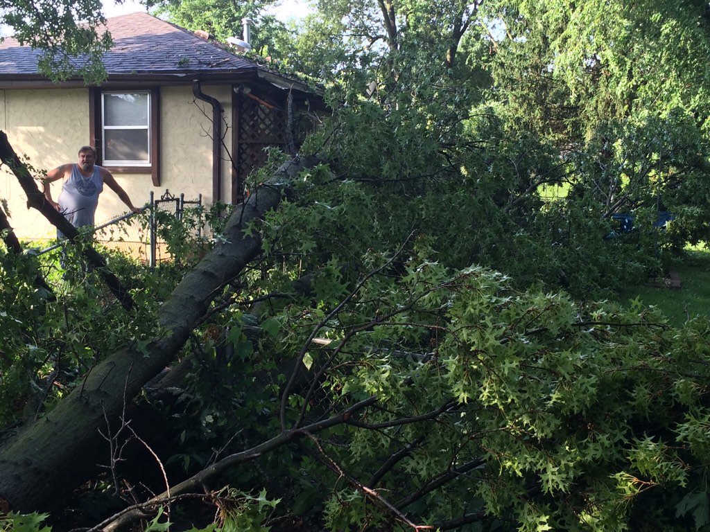 ezbeesolutions's tweet image. @NevilleKMBC @kmbc  storm damage from the east side of St .Joe #whatamess #Weatherbugbeth