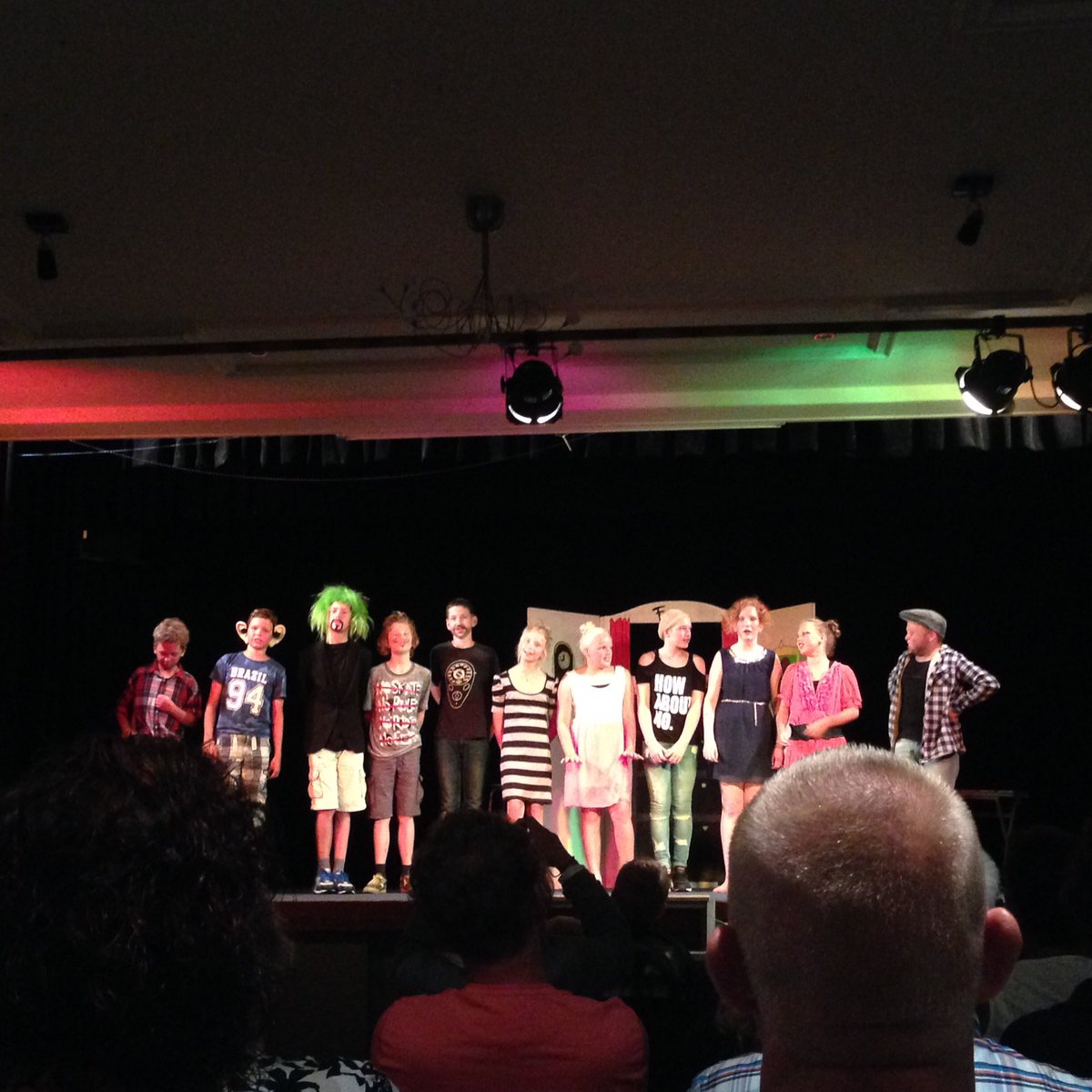 ObsRaerderhiem's tweet photo. Van deze toppers hebben we vanavond afscheid genomen! #groep8 #musical https://t.co/55UqV46uTh