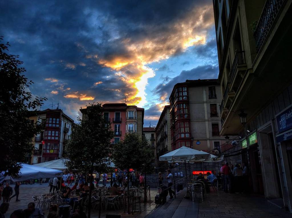 Paigar's tweet photo. Momentos antes de que la #lluvia volviese a #Bilbao #BilbaoEnImagenes https://t.co/JrZOZfVaHE