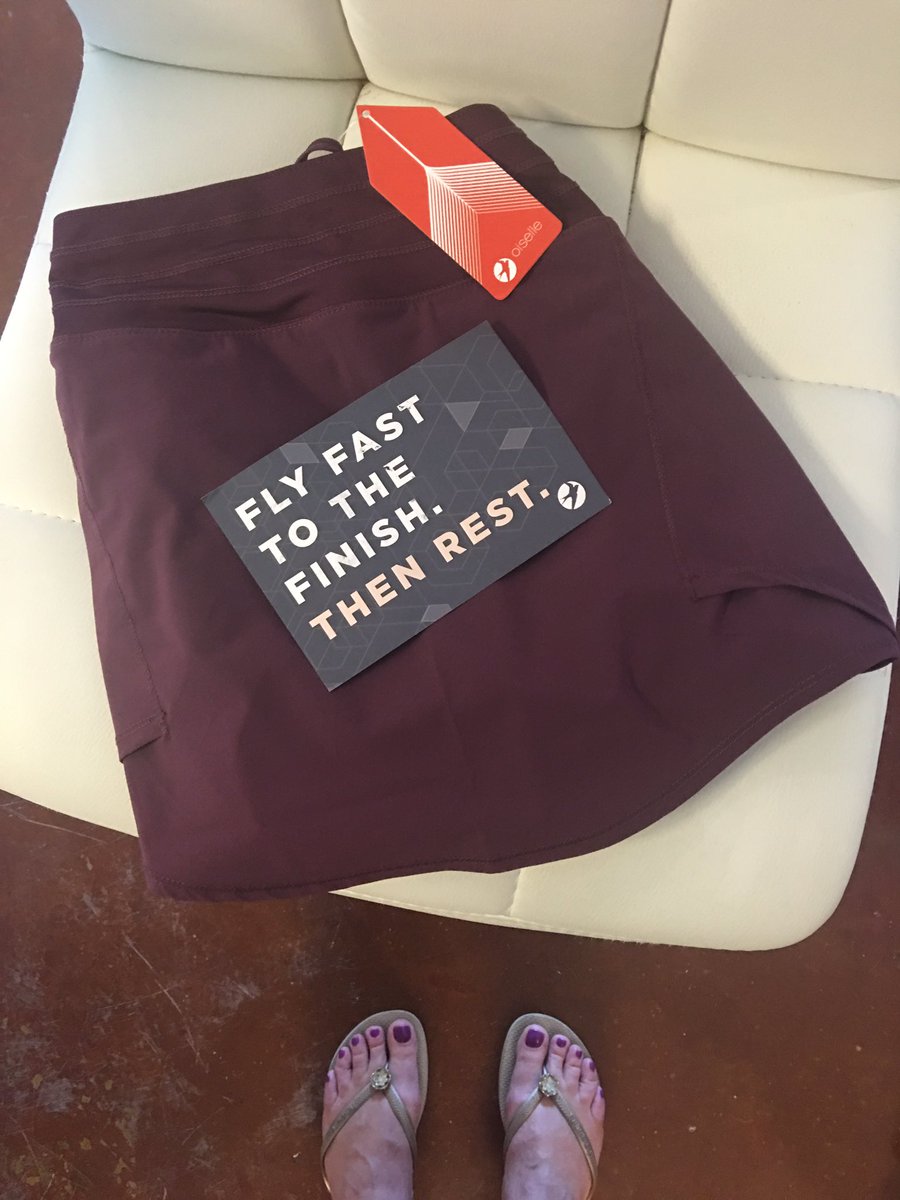 CCRuns's tweet photo. New Roga Skirt matches my toes! Maybe I should become a barefoot runner?! #ultrawithdevon #oisellevolée @oiselle https://t.co/OqZ5iRs5RT