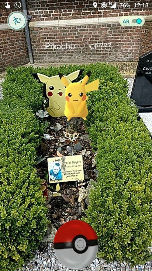 _BenjaminCornu_'s tweet photo. En jouant à #PokemonGO il trouve un Pikachu sur la tombe de son frère qui adorait Pikachu 😀

https://t.co/Bwe979rkjr https://t.co/VSFEm3bDWK