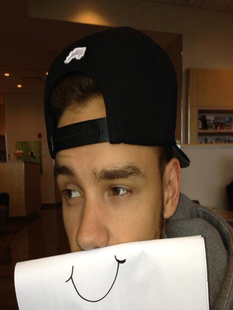 Official1DMex's tweet image. La última vez que fue TT algo como #LiamPleaseSmile él compartió esta foto como respuesta "#hereitis" ❤️