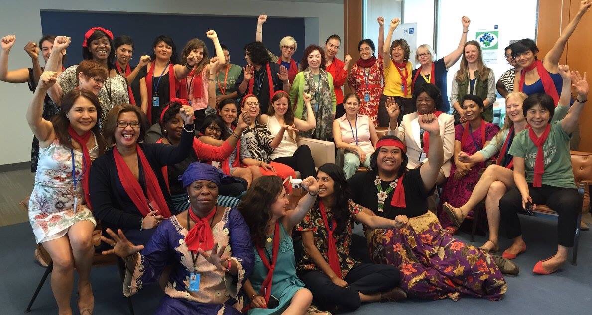 Daptnhe's tweet photo. Hoy #HLPF2016 las mujeres usan color rojo para denunciar las barreras estructurales para el desarrollo https://t.co/hxKvcSBrzT