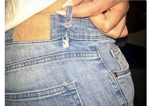 приспущенные штаны у парней. спущенные штаны у мужчин. узкие джинсы. рэперские спущенные штаны. стянул штаны.