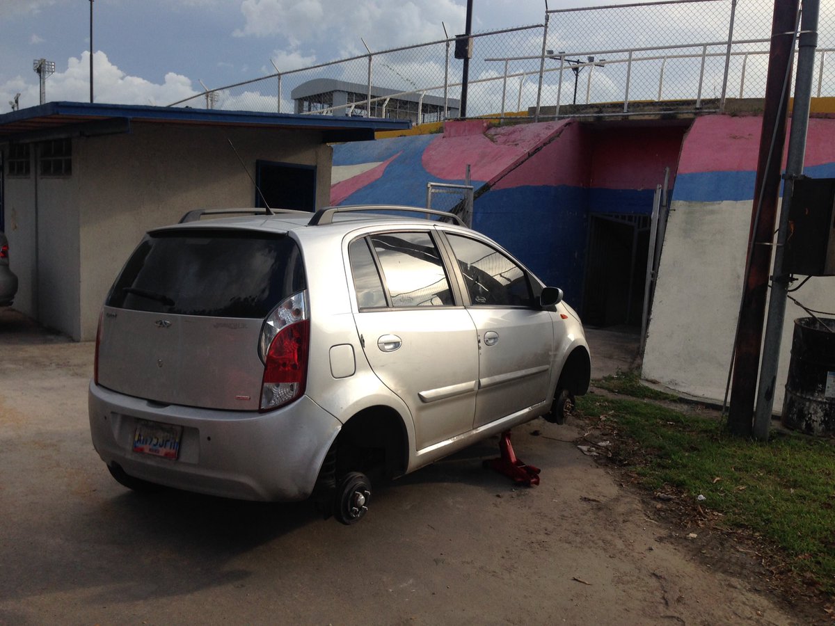 ysem76's tweet photo. @irda_aragua @GobiernoAragua @ElAragueno @Elperiodiquito  ROBO DE CAUCHOS EN EL VELÓDROMO IRDA ARAGUA https://t.co/ttb2ldd8re