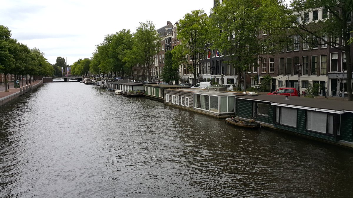 fatihCTL's tweet photo. Amsterdam ilginç :) Arazi yok diye  tekne evler yapmışlar :) Parklara gecekondu dikmeyi akıl edememişler :) https://t.co/q23OZcoSuK