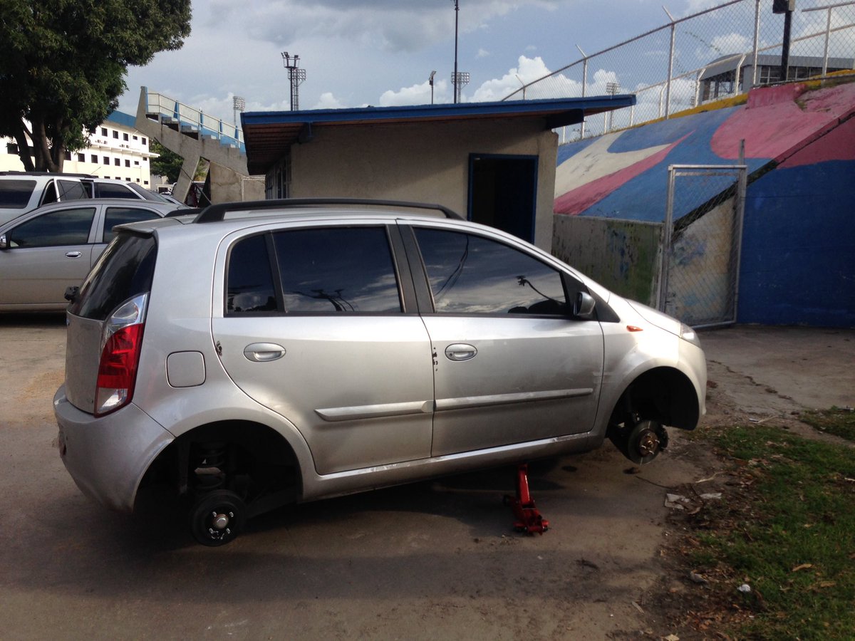 ysem76's tweet photo. @irda_aragua @ElAragueno @globovision @GobiernoAragua  HASTA CUANDO NOJODA ROBO CAUCHOS VELÓDROMO IRDA ARAGUA https://t.co/RAoSCouAFv