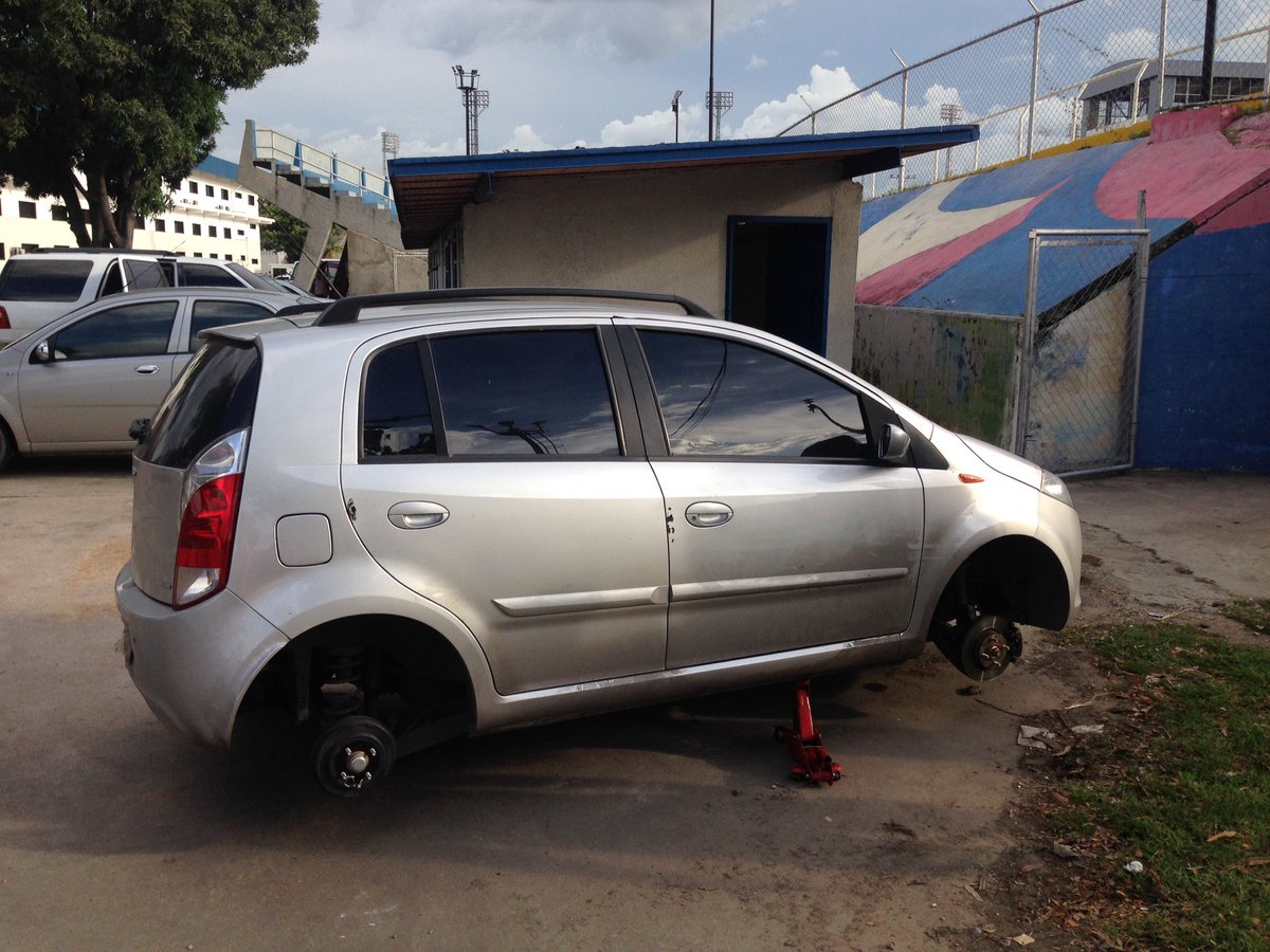 ysem76's tweet photo. @irda_aragua @ElAragueno @globovision @GobiernoAragua  HASTA CUANDO NOJODA ROBO CAUCHOS VELÓDROMO IRDA ARAGUA https://t.co/RAoSCouAFv
