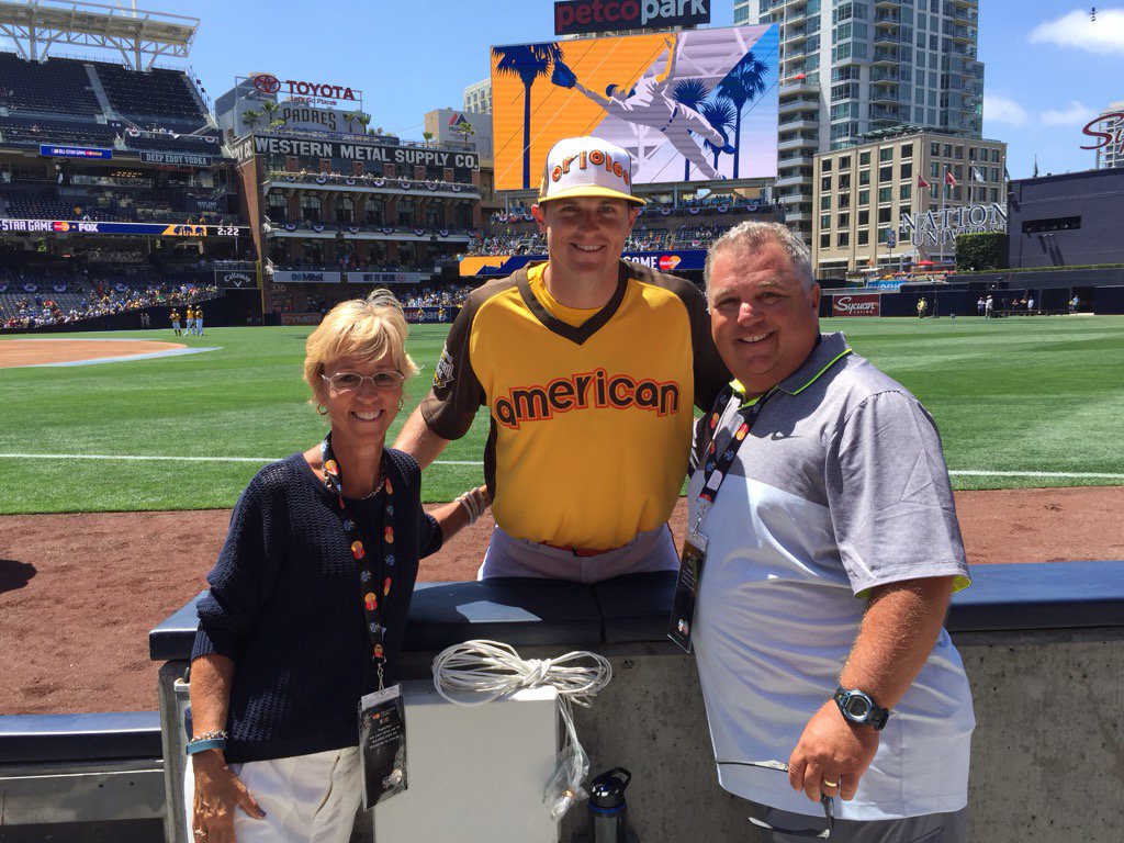 RickOliveri15's tweet photo. The Ehehalts and @BradBrach #AllStarGame @DeanEhehalt @MUHawksbaseball #FlyHawks #HawksInTheASG https://t.co/SKvjCtfGX7