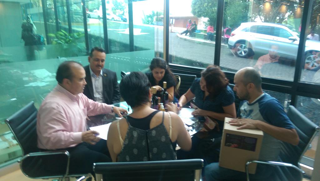 axallapan's tweet photo. Atendiendo a Emprendedoras de @EmpresariasRed para el desarrollo de sus productos @SEDECOP @GerMancillaA https://t.co/2p3tt4VwmQ
