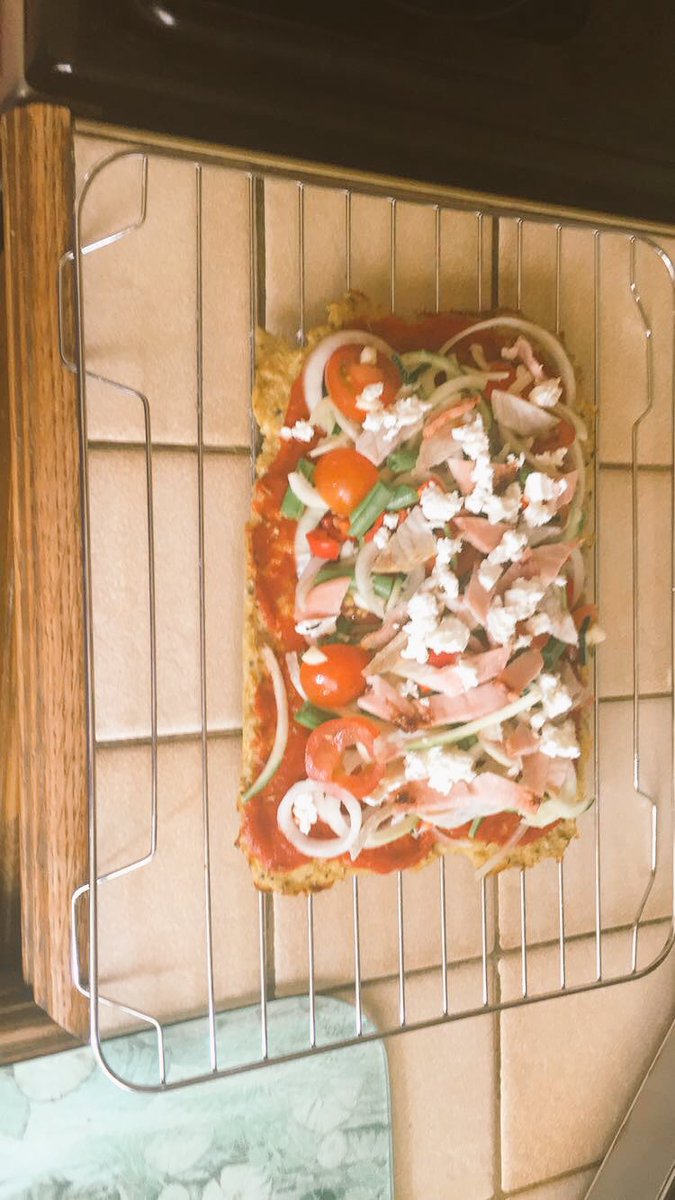 AoifeMarieKelly's tweet photo. homemade cauliflower #pizza all on the #mindbodyhealth plan😍 how can #healthy food be so amaze👏🏼 #summershred #jp https://t.co/9MnBzjneNl