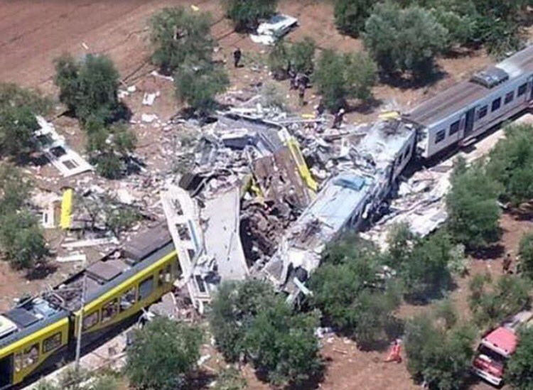 DaniloMazzara's tweet photo. Basito. Tutti parlano di #IoT #BigData #digital e poi si scontrano 2 treni? #binariounico #disastroferroviario #sud https://t.co/E8ydlwuFAe