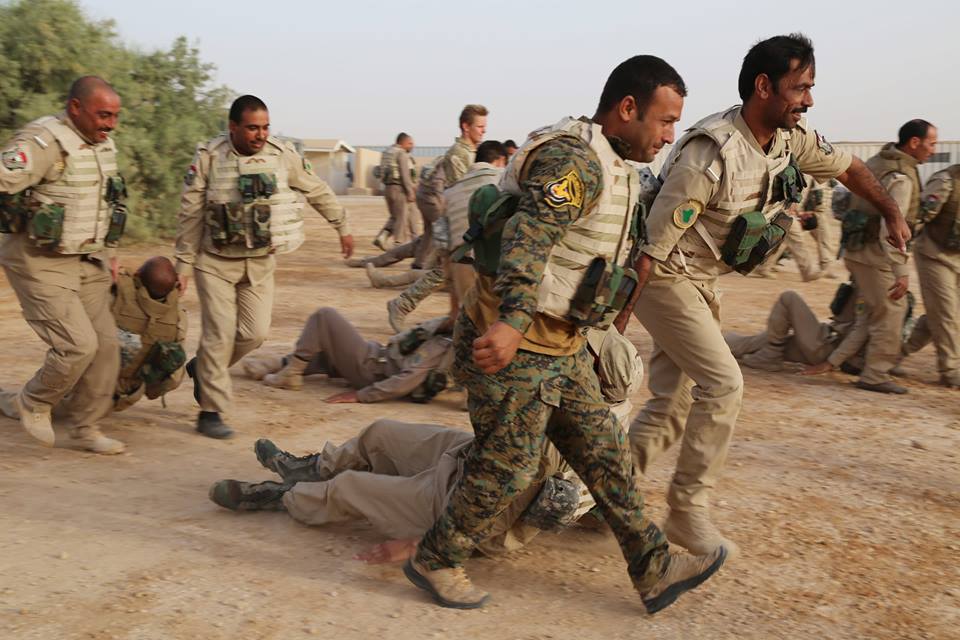 تدريبات الجيش العراقي الجديده على يد المستشارين الامريكان  - صفحة 4 CnMynR0XEAAM8lF
