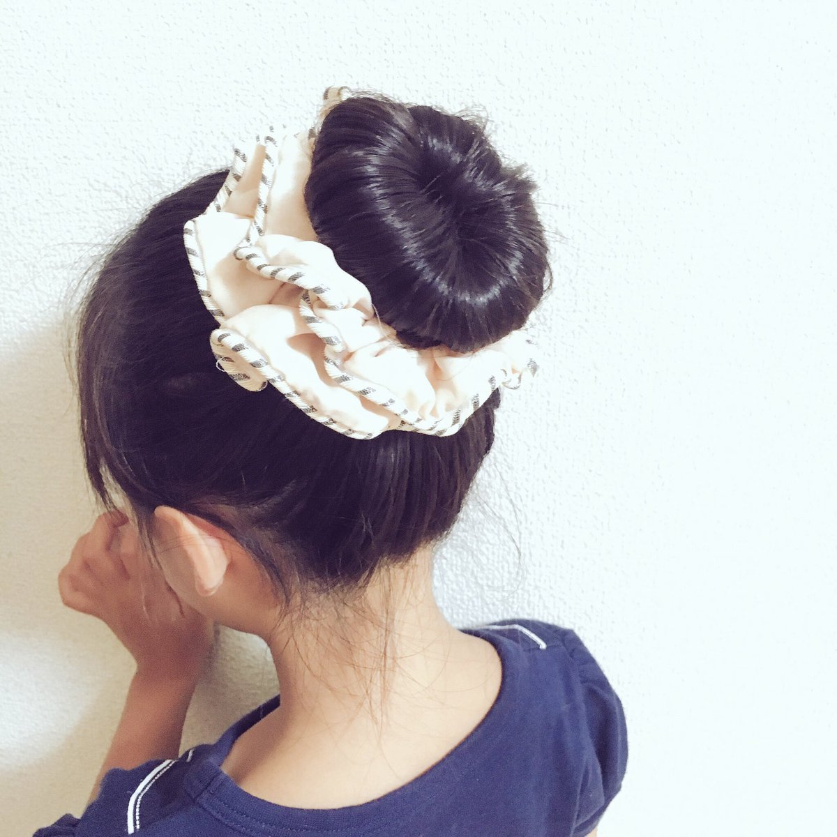 あきら Sur Twitter 子供ヘアアレンジ お団子ドーナツ シュシュのお団子ヘア お団子ドーナツは 不要になった娘のハイソックスで作ってみたけど 若干重い 娘は全然気にならないみたい 私は重く感じる スポンジの方が軽いよなぁ やっぱり探そうかな