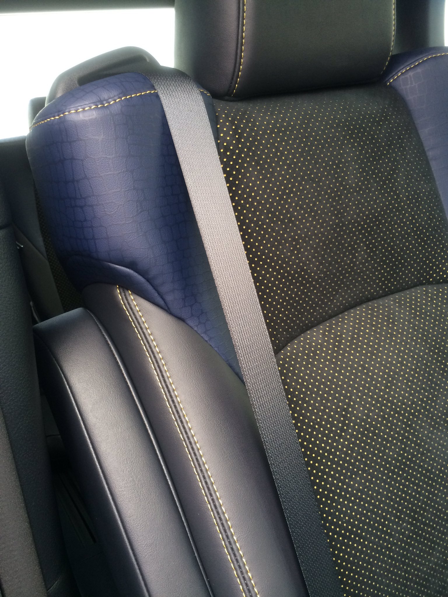 みね Youtube始めました No Twitter 現行ヴェルファイアの 新しい特別仕様車 ゴールデンアイズ まだナンバー付いてない新車 D シートもカッコよすぎる ｰ