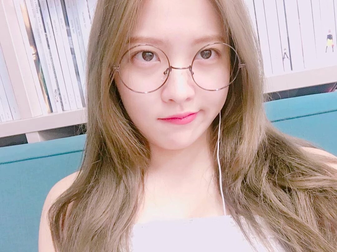 Kita Lihat 30 Gaya Ide Cewek Dengan Kacamata Yang Imut Spice