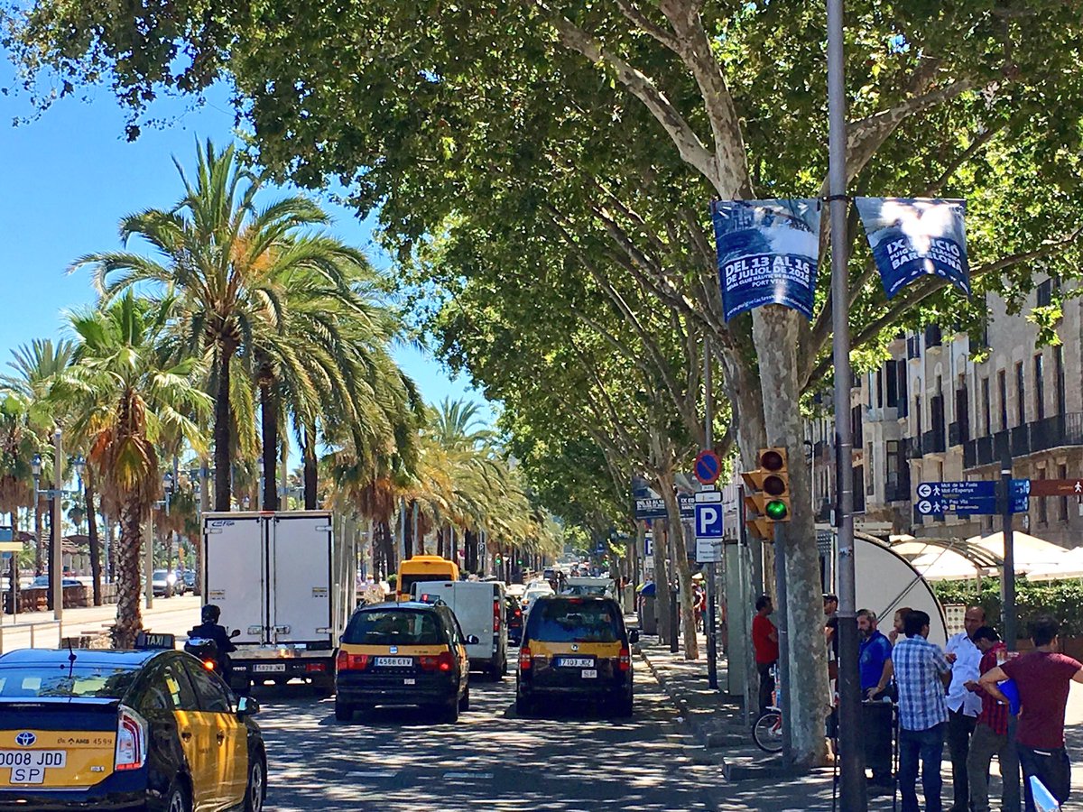 BrentToderian's tweet photo. It's a false choice to debate urban density vs a rich tree canopy. As #Barcelona shows. #HT pics v/@Simon_OByrne https://t.co/ovP209CbrC