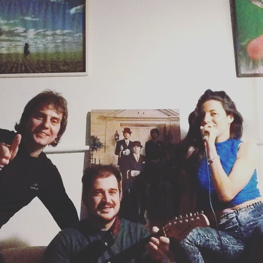 EstudiosDig's tweet image. Estudios Digitales seguimos haciendo amig@s! Terminamos una hermosa canción, gracias Flor por elegirnos 😀🎶🎤🎸👏👏👏!!!