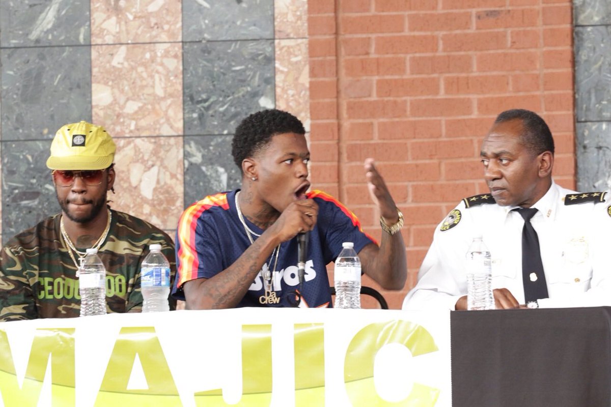 Joy105com's tweet image. @DCYOUNGFLY holding nothing back n gettin 2 the heart of the matter tonight @HOHATL #StrategyForChange @edeweysmith