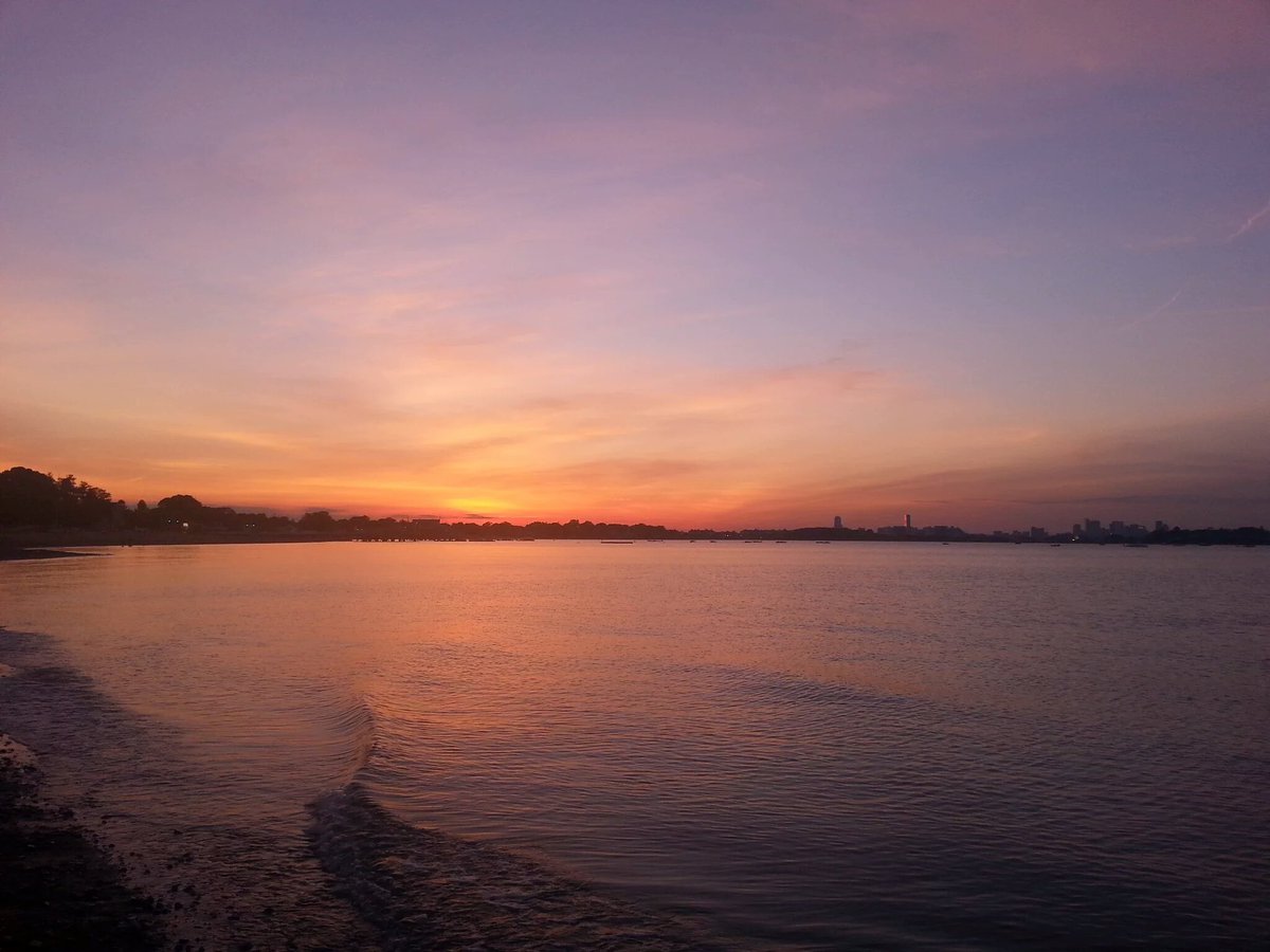 OnlyInBOS's tweet photo. The sunset is incredible over Wollaston Beach tonight... https://t.co/5rV7CiLNBF