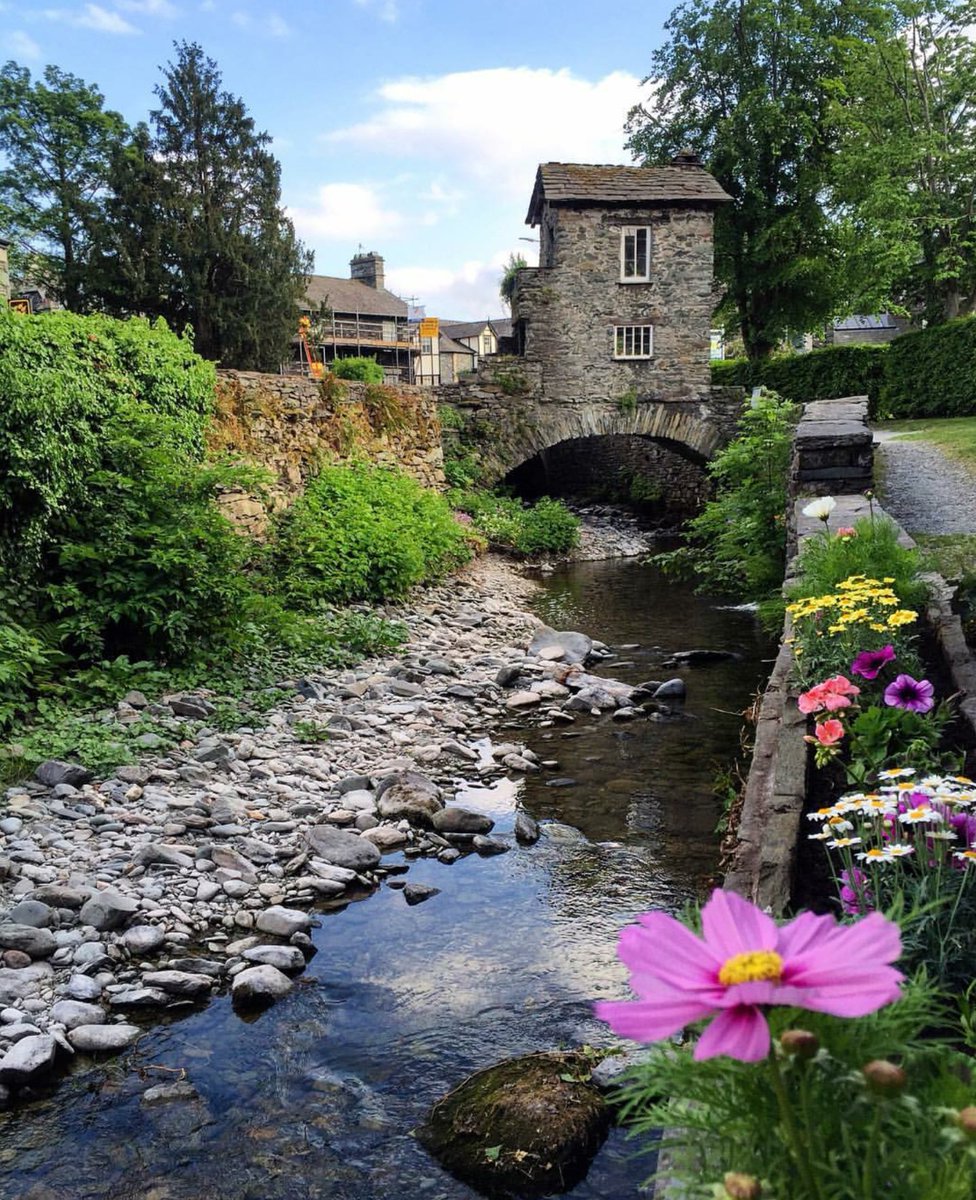 OAlmihdhar's tweet image. بمنطقة البحيرات
قرية Ambleside
آمبلسايد
احجز كوخ آو فندق 
ممكن تمدد إقااامتك😂 
من جمال وروعة طبيعة القريه#بريطانيا