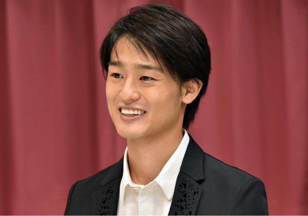 fukazume_taro's tweet photo. TBS「音楽の日」で尾崎豊の息子が父親の歌を歌うらしいんだけど、校舎の窓ガラスをめちゃくちゃ丁寧に拭きそうなビジュアルなので全然心に響かなそう。 https://t.co/g9J1xuMePz
