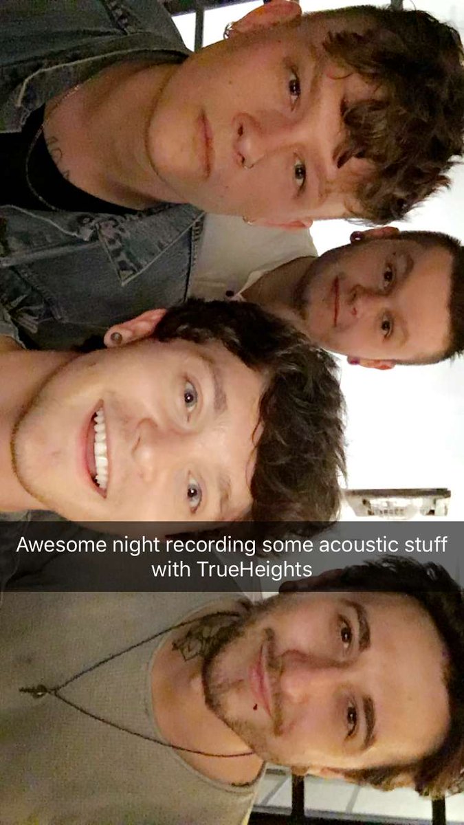 thevampsnap's tweet photo. A no face selfie from James and Brad 

Connor tonight :) 

@TheVampsJames @TheVampsBrad @TheVampsCon https://t.co/TiuFW167J0