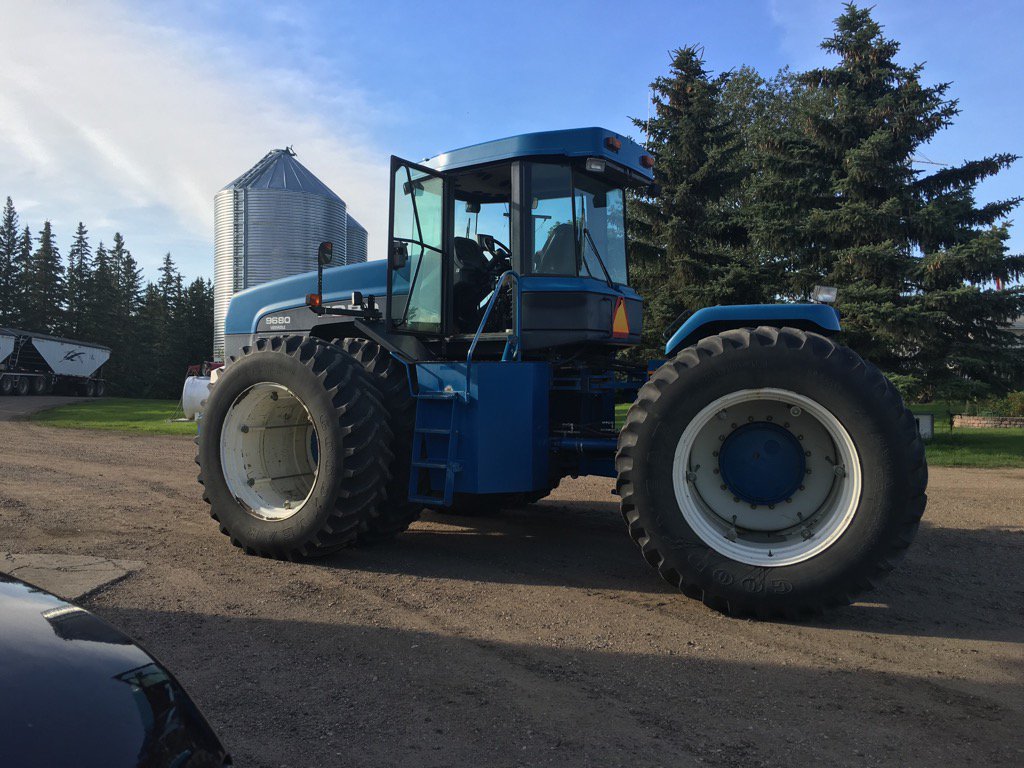 ranfurlyredneck's tweet photo. U know it's not good when the old man tells u bring ole' blue out to the field. #stuck16 #spray16 #westcdnag https://t.co/3kPdgBIdUL