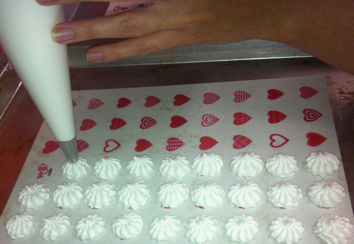 SugarArtCanada's tweet image. CCDG - Canada's largest and most widely recognized cake association for cake decorators will "play" with Sugar Stamp