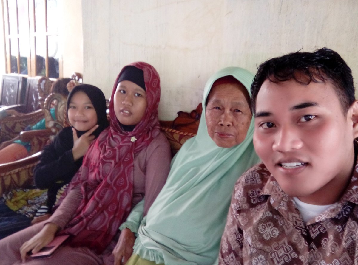 doel_islamy's tweet image. With my grandmother 
#explorejava
#familygathering