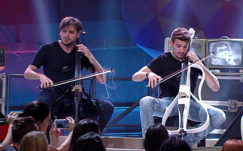 2cellosBrasil's tweet photo. #2CellosLive Confiram os @2CELLOS no programa #altashoras em 2015 tocando "Mas, que nada!" 
►https://t.co/bLVvoqMxkB https://t.co/xJVuMBLZ9a