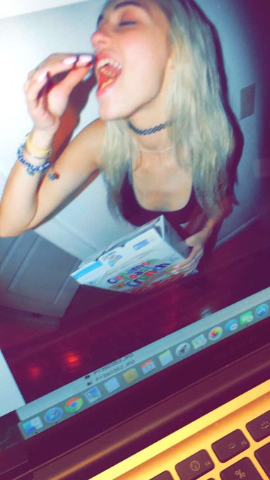 4 pic. do u follow my snapchat ? I'm a spazz but also v cute?missalex420 https://t.co/Sr1Dfxrhiv