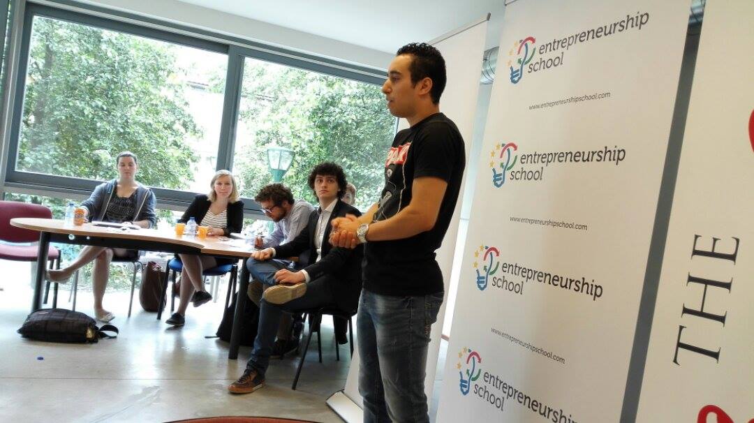 OUIREDISTRIBUTE's tweet photo. "Believe in NETWORKING" inspirational speech by Dijhed Naga Founder of @ergonomicagency #entrepreneurshipschool https://t.co/tV8xEIESMQ