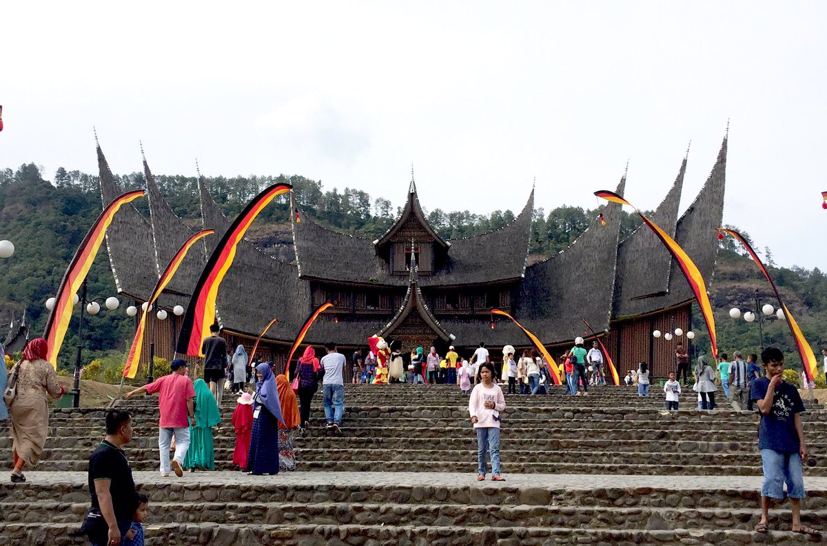 RadioElshinta's tweet photo. 15.39: RT @Haryoristamaji: Istana Pagaruyung, Batusangkar, Sumbar ramai pengunjung. #Cuaca cerah. https://t.co/xWjPVUomSX