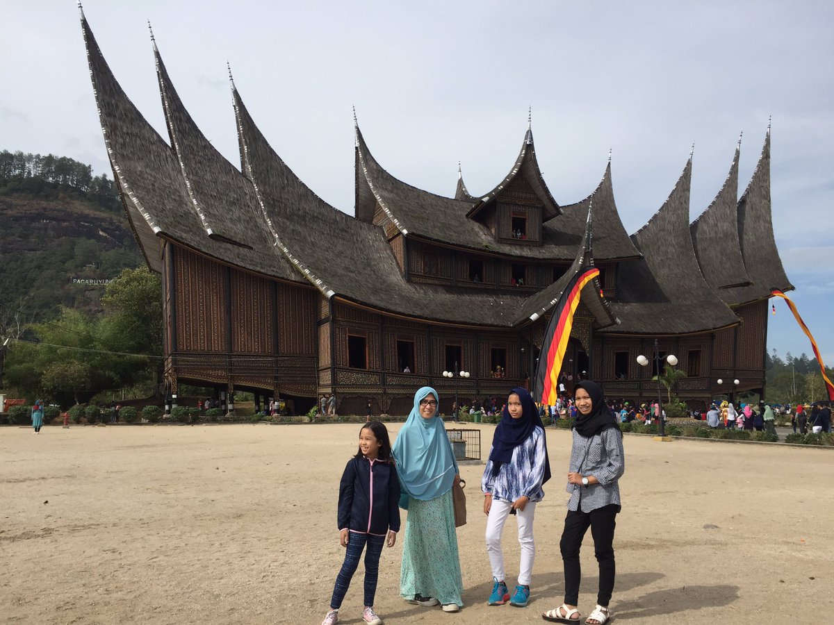 RadioElshinta's tweet photo. 15.39: RT @Haryoristamaji: Istana Pagaruyung, Batusangkar, Sumbar ramai pengunjung. #Cuaca cerah. https://t.co/xWjPVUomSX