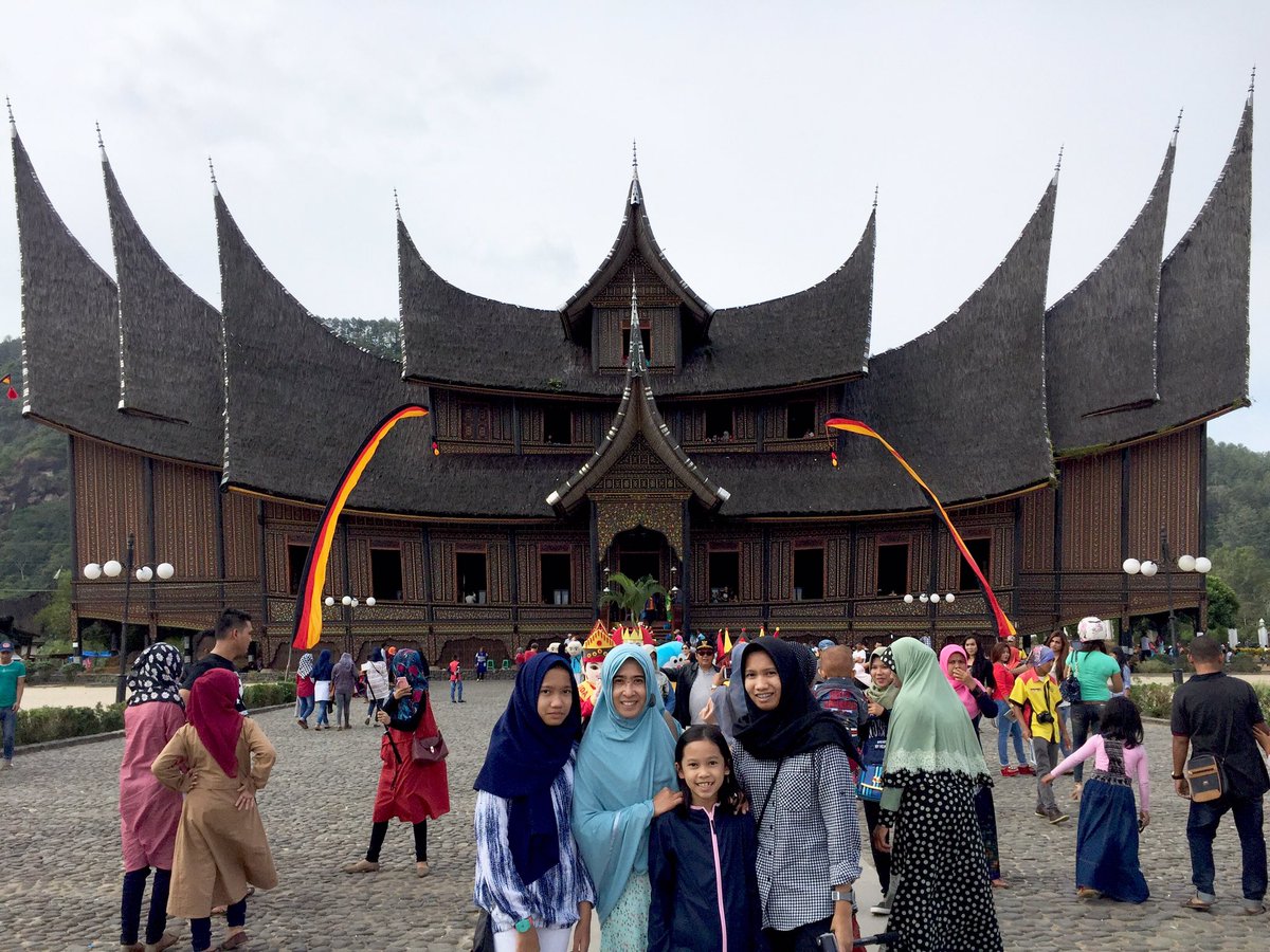 RadioElshinta's tweet photo. 15.39: RT @Haryoristamaji: Istana Pagaruyung, Batusangkar, Sumbar ramai pengunjung. #Cuaca cerah. https://t.co/xWjPVUomSX
