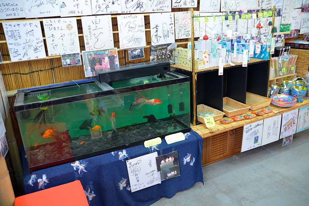 もも No Twitter ここは金魚すくい道場でもあるので 金魚すくいの有段者 アマチュアが多く集まり 全国金魚すくい 選手権 のトップを目指して連日金魚すくいのエキスパートが腕を磨く 有段者専用水槽 の看板に緊張感が漂う 金魚すくいは遊びではない もも No Twitter ここは金魚すくい道場でもあるので 金魚すくいの有段者 アマチュアが多く集まり 全国金魚すくい 選手権 のトップを目指して連日金魚すくいのエキスパートが腕を磨く 有段者専用水槽 の看板に緊張感が漂う 金魚すくいは遊びではない